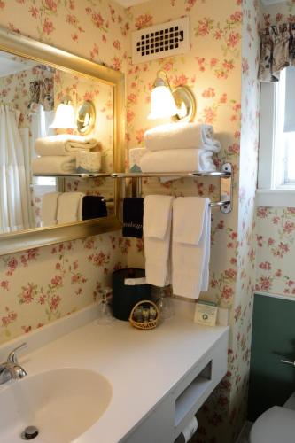 ハンプトンにあるLamies Inn & The Old Salt Tavernの洗面台、鏡、タオルを備えたバスルーム