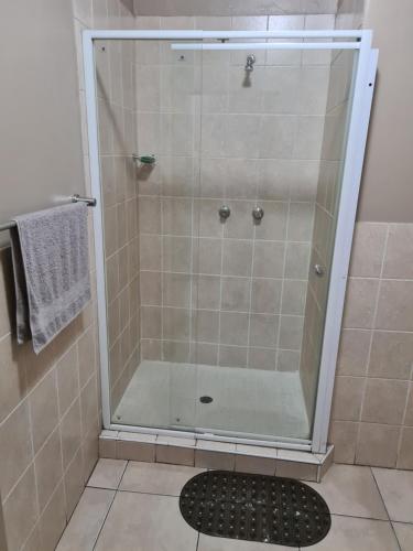 una doccia con porta in vetro in bagno di FALET ACCOMMODATION a Midrand