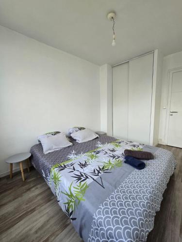 1 dormitorio con 1 cama grande y pared blanca en Charming Comfy Apartment in Amiens, en Amiens