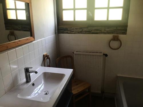 La salle de bains est pourvue d'un lavabo, d'une fenêtre et d'un radiateur. dans l'établissement Chalet Chamois - Chalet année 70 ! Quartier calme - Superbe vue - Jardin MAE-8214, à Montgenèvre