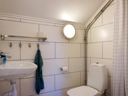 ein Bad mit einem WC und einem Waschbecken in der Unterkunft Holiday home HUNNEBOSTRAND XIII in Hunnebostrand