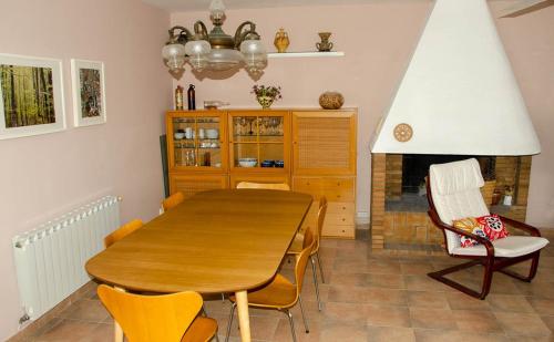 a dining room with a wooden table and chairs at Les Columnes in Vespella de Gaià 