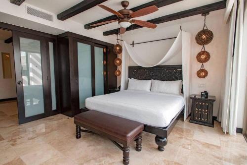 - une chambre avec un lit et un ventilateur de plafond dans l'établissement Cabo Azul, à San José del Cabo