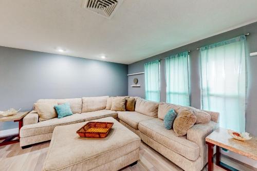 een woonkamer met een bank en een tafel bij Rig's Residence in Seminole