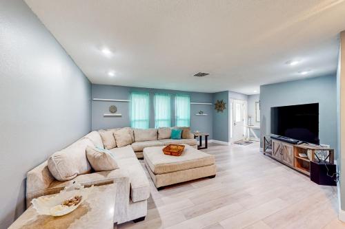 een woonkamer met een bank en een tv bij Rig's Residence in Seminole