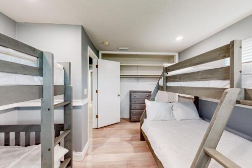 una camera con 2 letti a castello e un armadio di Rig's Residence a Seminole