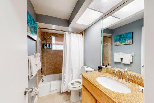 un bagno con lavandino e WC di Rig's Residence a Seminole