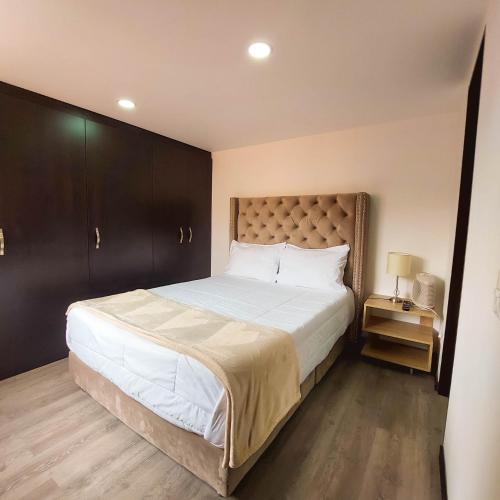 um quarto com uma cama grande e piso em madeira em VENTURA MADRID em Madrid