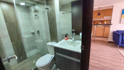 uma casa de banho com um WC, um chuveiro e um lavatório. em VENTURA MADRID em Madrid