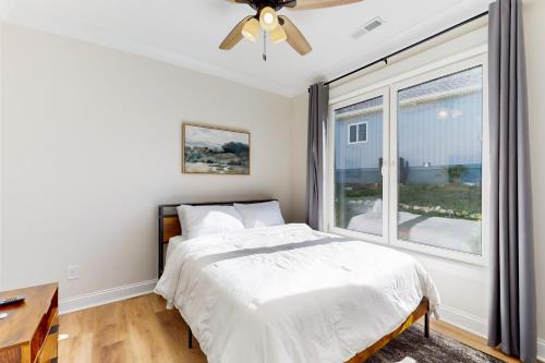 1 dormitorio con cama y ventana grande en Modern Living Near the River, en Loudon