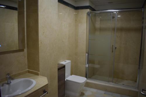 W łazience znajduje się prysznic, toaleta i umywalka. w obiekcie FIBES Lux Sevilla Este. w Sewilli
