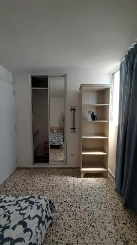 ein Schlafzimmer mit einem Bett und einem großen Spiegel in der Unterkunft La Casa de la Manada in Santo Domingo