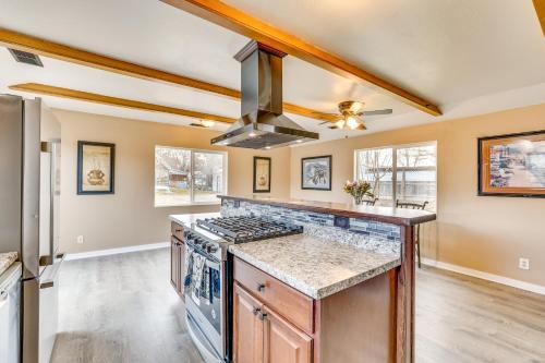 una cucina con piano cottura e soffitto di Family-Friendly Ontario Home with Fireplace! a Ontario