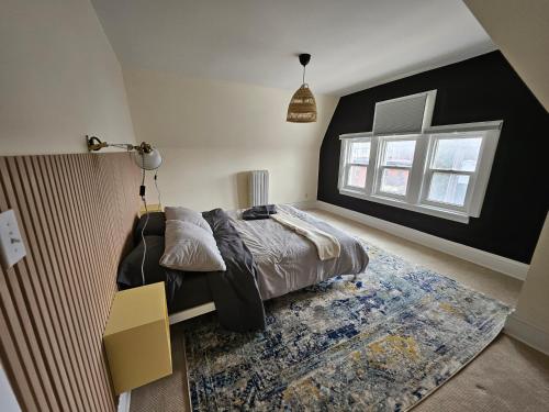 Ein Bett oder Betten in einem Zimmer der Unterkunft Ottawa Downtown Cozy Guesthouse