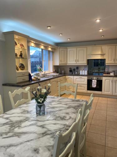 Dapur atau dapur kecil di House in Mid Ulster - Sleeps 8