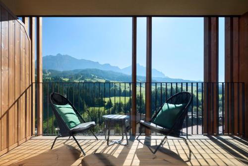 2 sillas en un balcón con vistas a las montañas en Badia Hill en Badia