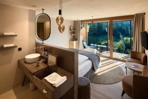 una camera con un letto con lavandino e specchio di Badia Hill a Badia
