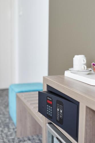 a microwave oven sitting on top of a table at Grand Hotel de Flandre in Namur