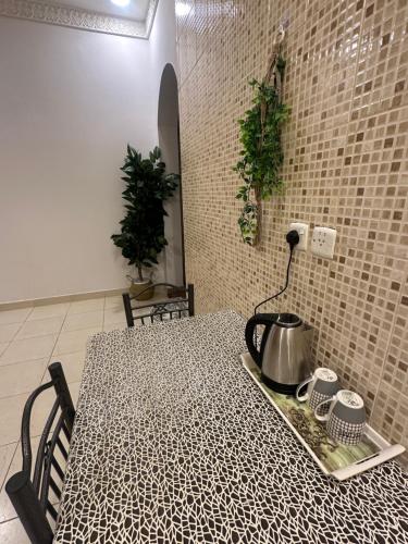 شقة ب الحمراء بدخول ذاتي في الرياض: مطبخ مع طاولة عليها قدر