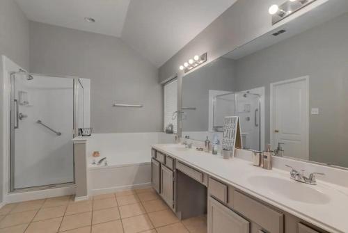 Ένα μπάνιο στο Frisco Spacious & Cozy Bling Home by Aya