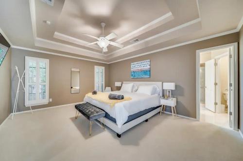 um quarto amplo com uma cama e uma ventoinha de tecto em Stunning Gables House Basketball Court em Dallas