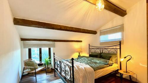 ein Schlafzimmer mit einem Bett in einem Zimmer in der Unterkunft Villa Solisera in Pesciano