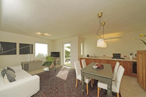 a living room with a white couch and a table at Villa Dolce Bellezza in Salò