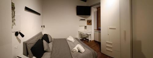 una habitación con sofá y cama en una habitación en Mina Home, en Gorizia
