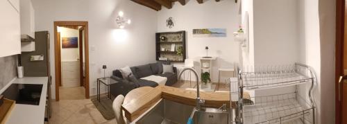 ein Wohnzimmer mit einem Sofa und einem Tisch in der Unterkunft Mina Home in Gorizia
