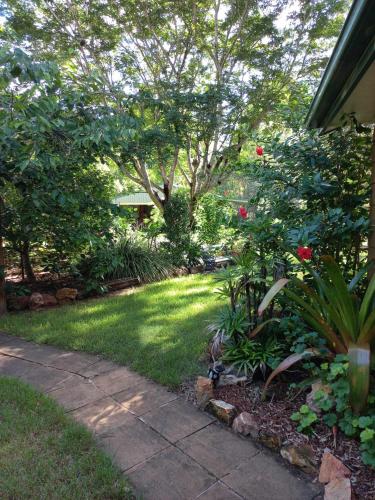 Κήπος έξω από το Wondai Hideaway Apartment