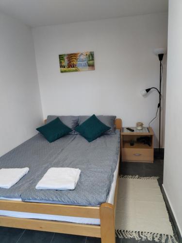 1 dormitorio con 1 cama con 2 toallas en Vikendica Aki, en Zajecar