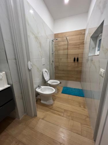 a bathroom with a toilet and a shower at Da Lello: Luxury Loft strategico in Marigliano
