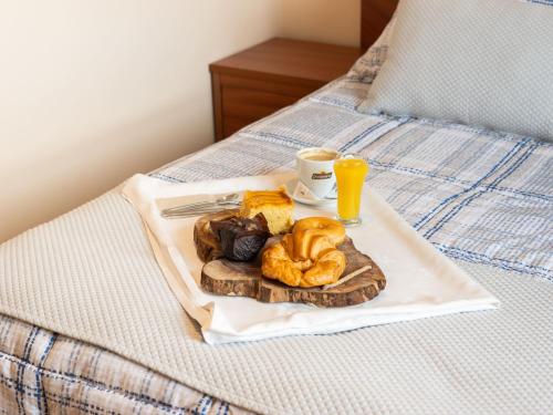 bandeja de alimentos para el desayuno en una cama en Apartamento "EL PEDROSO" en Tordesillas