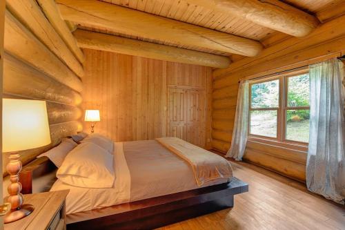 1 dormitorio con 1 cama en una cabaña de madera en Fiddler Lake Resort Chalet Bear 34 en Mille-Isles