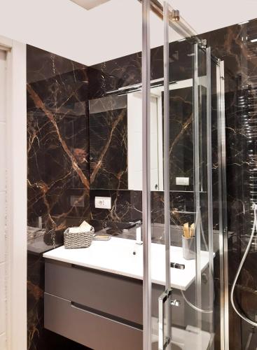 a bathroom with a sink and a mirror at BAYRIA HOME in Bari