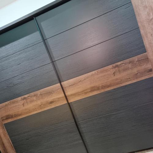 um close-up de um armário de madeira com portas de vidro em Luqa Premium Rooms em Luqa