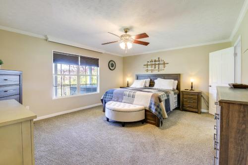 um quarto com uma cama e uma ventoinha de tecto em Newport Home with Private Hot Tub and Mountain View! em Newport