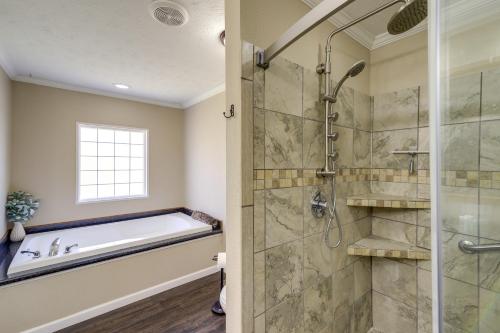 uma casa de banho com uma banheira e uma cabina de duche. em Newport Home with Private Hot Tub and Mountain View! em Newport