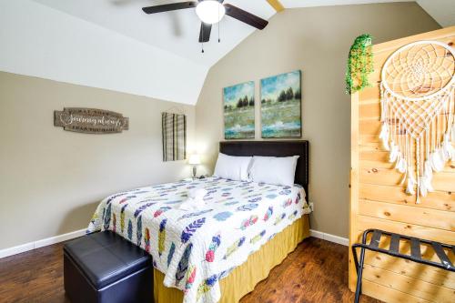 una camera da letto con un letto e un ventilatore a soffitto di 10 Mi to Natl Park Smoky Mountains Getaway a Newport