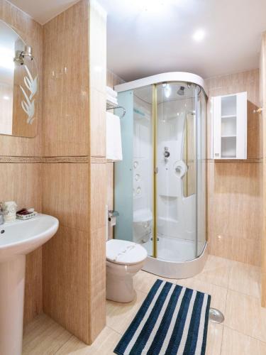 a bathroom with a shower and a toilet and a sink at Apartamento "MARINA" in Tordesillas