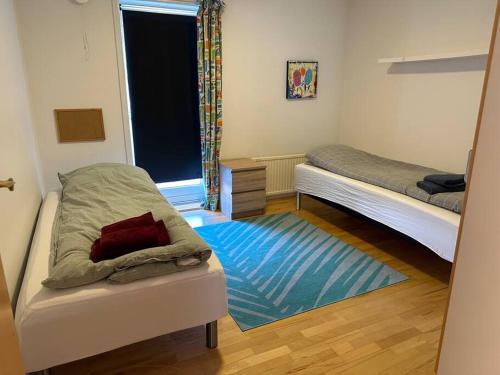 Een bed of bedden in een kamer bij Stor lejlighed til 6 personer