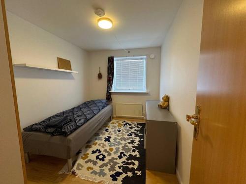 Een bed of bedden in een kamer bij Stor lejlighed til 6 personer