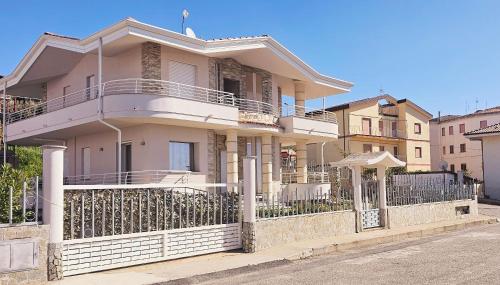 een huis met een hek ervoor bij Grillo Superior Apartments in Capo Vaticano