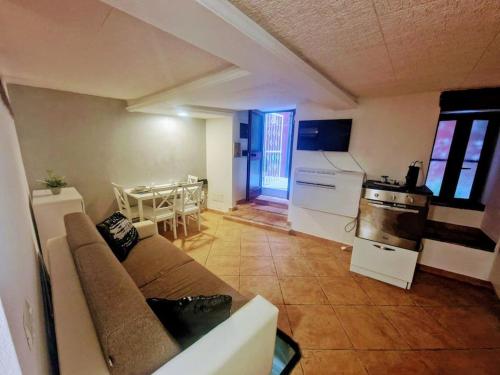 un soggiorno con divano e una cucina di Casa vacanza Castello a Cagliari
