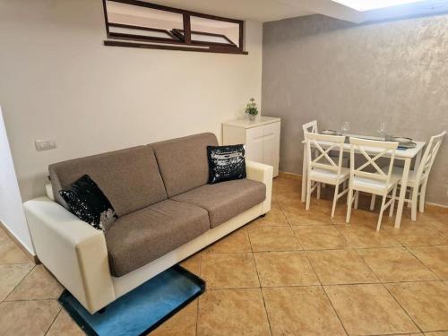 a living room with a couch and a table at Casa vacanza Castello in Cagliari