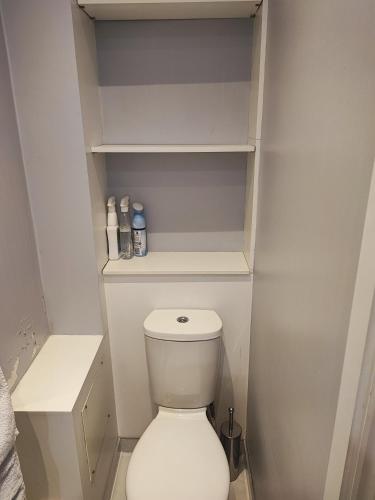 a bathroom with a white toilet in a room at East Finchley, Ensuite Room in London