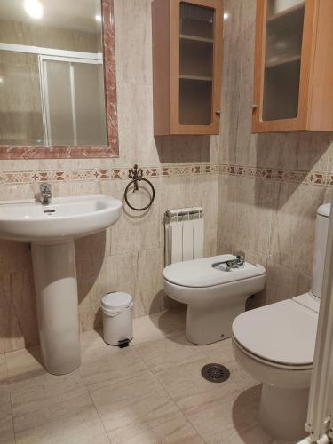 y baño con lavabo y aseo. en AGARIMO APARTAMENTO en Pontevedra