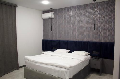 Cama ou camas em um quarto em Lux Plaza (New Rooms)