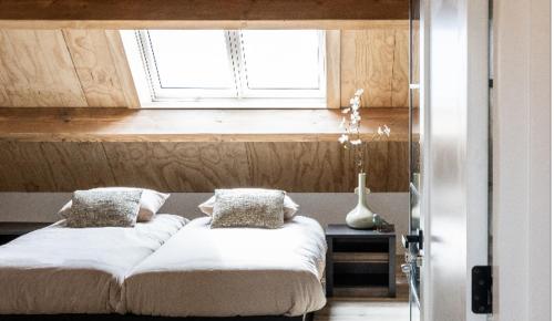 um quarto com uma cama e uma janela em Luxe Retreatsecret Of Ledeacker 