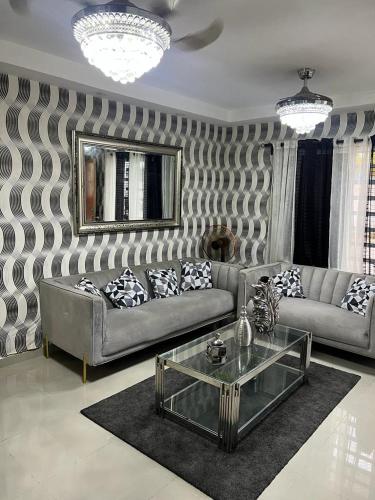 a living room with a couch and a table at Residencial altos de la independencia in San Pedro de Macorís